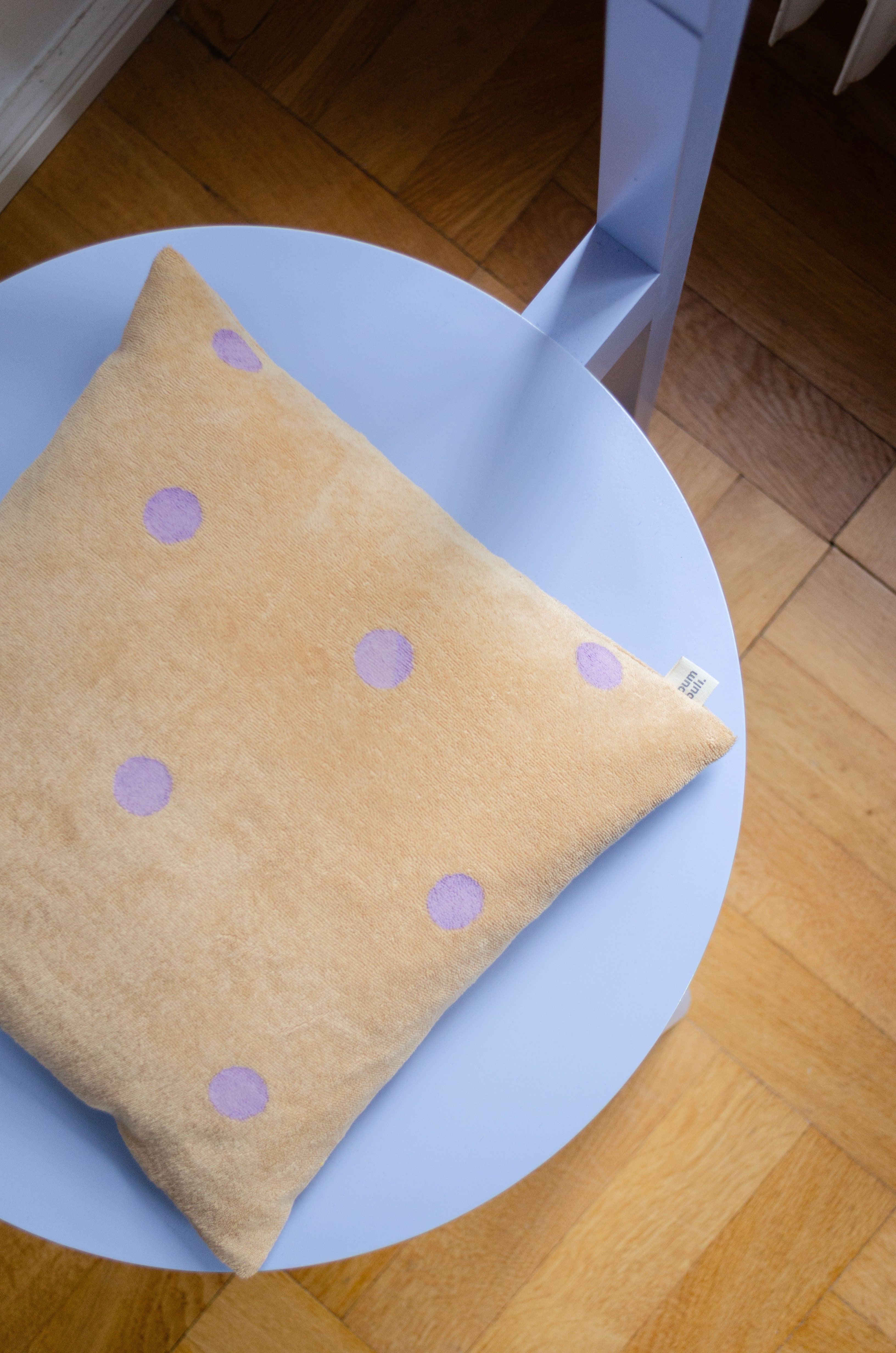 Wohnzimmer mit Textil-Akzenten